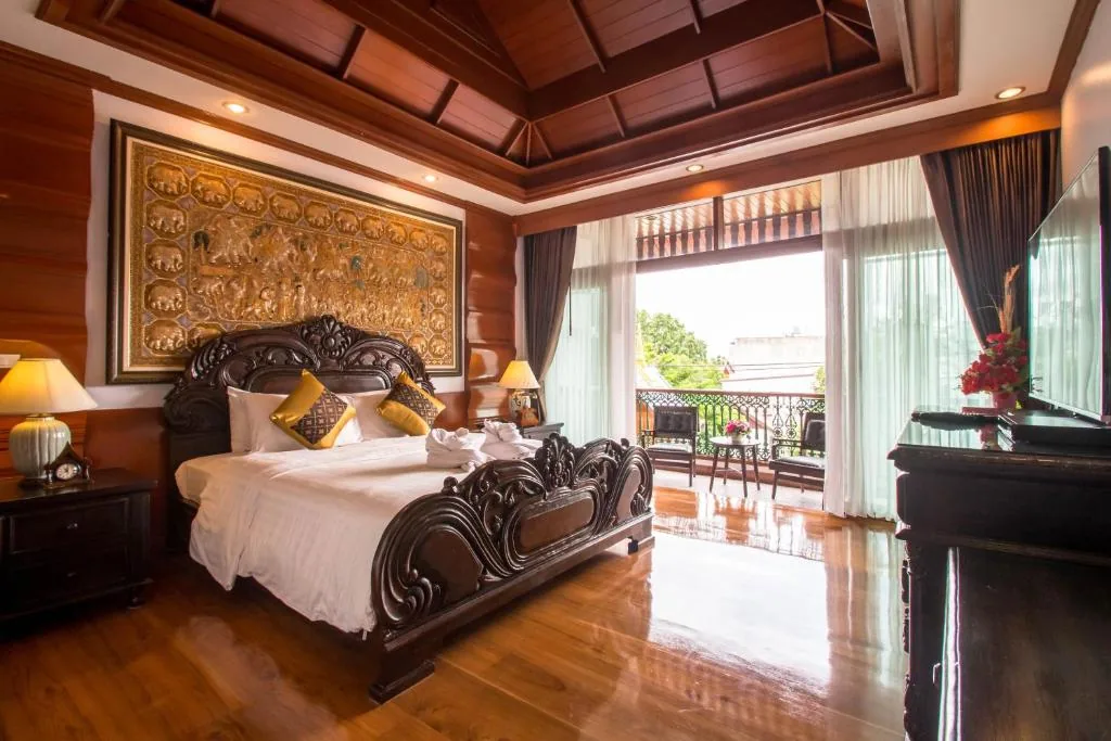 Luxury King Bed with Spa Bath & Private Balcony — Sunday Villa Sirilanna Hotel
